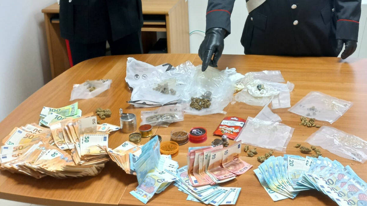 Gli Perquisiscono Casa E Gli Trovano Droga E 14mila Euro Arrestato