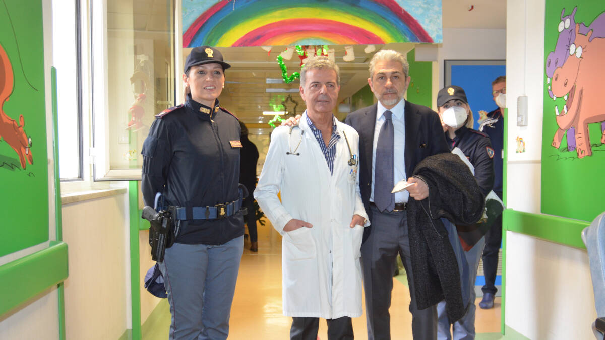 La Polizia Di Stato In Visita Al Reparto Pediatrico Dell Ospedale Sant