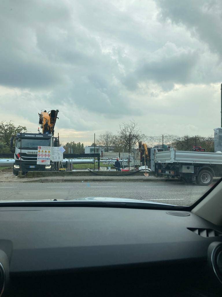 L'albero di Natale in metallo di via La Pira