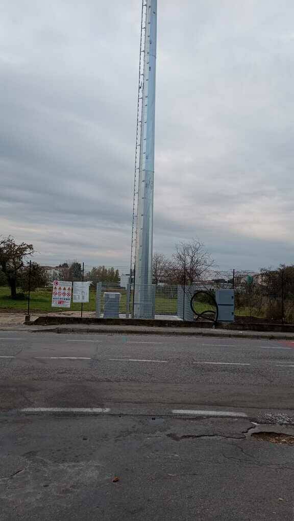 L'antenna ILIAD in via La Pira è ancora lì