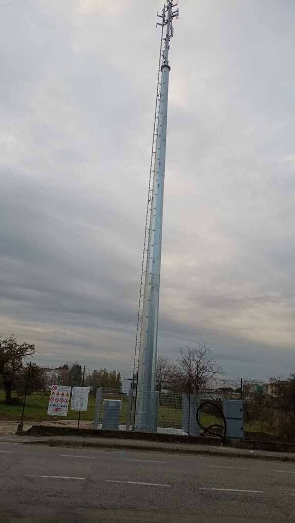 L'antenna ILIAD in via La Pira è ancora lì