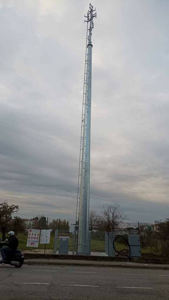 L'antenna ILIAD in via La Pira è ancora lì