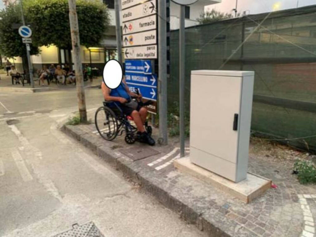 Casapesenna: la fibra ottica ostacola il passaggio dei disabili, proteste della minoranza consiliare