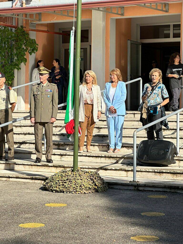 Alzabandiera al Buonarroti di Caserta con la fanfara dei Bersaglieri