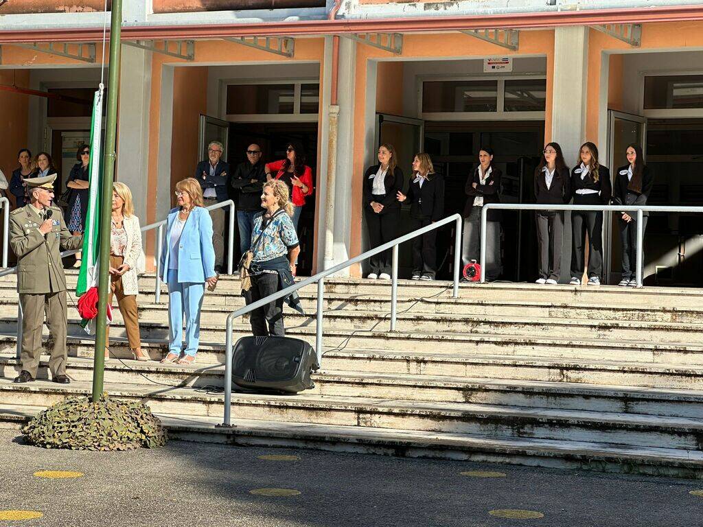 Alzabandiera al Buonarroti di Caserta con la fanfara dei Bersaglieri