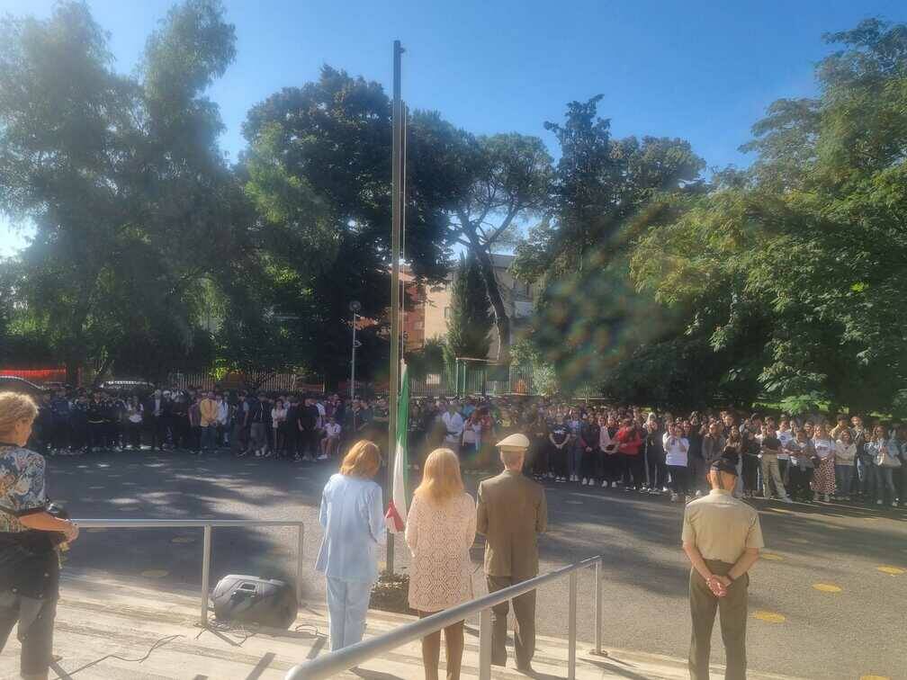 Alzabandiera al Buonarroti di Caserta con la fanfara dei Bersaglieri