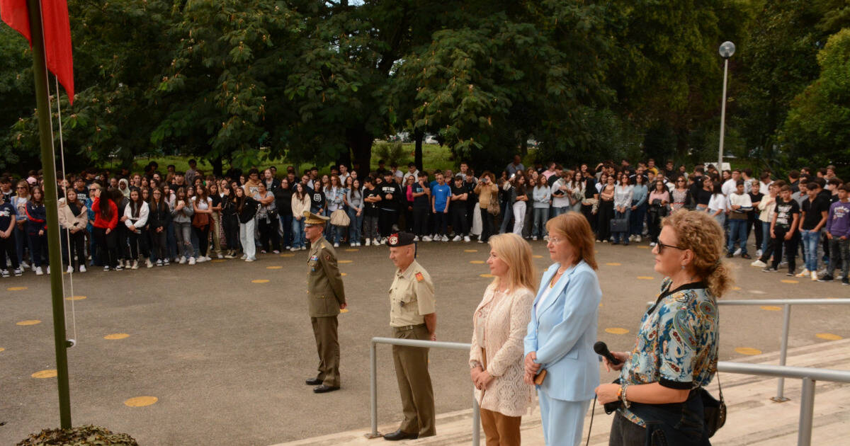 Alzabandiera al Buonarroti di Caserta con la fanfara dei Bersaglieri