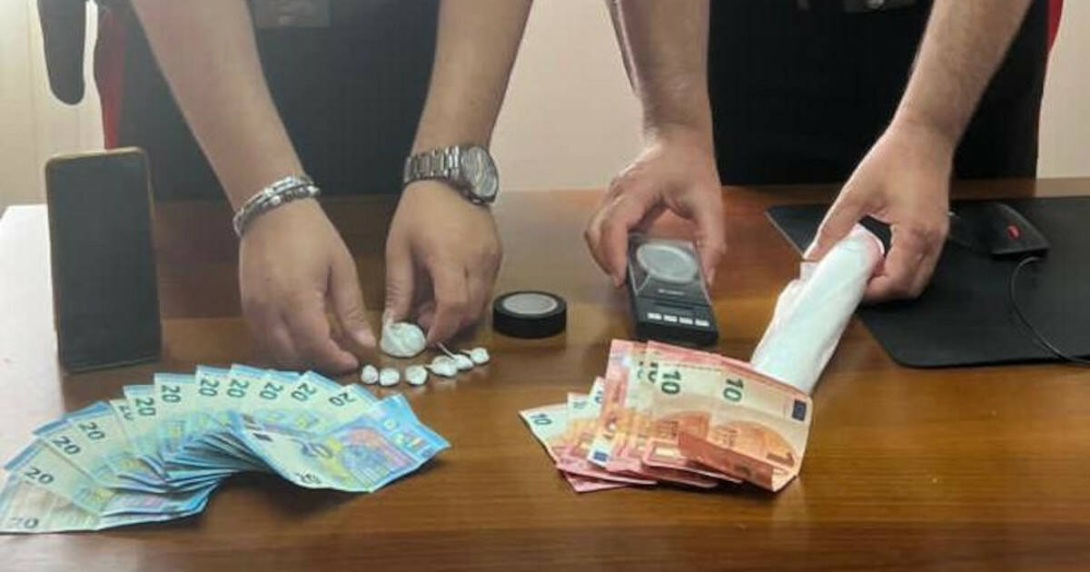 Spacciavano cocaina nel loro appartamento di Casagiove, arrestati coniugi pusher