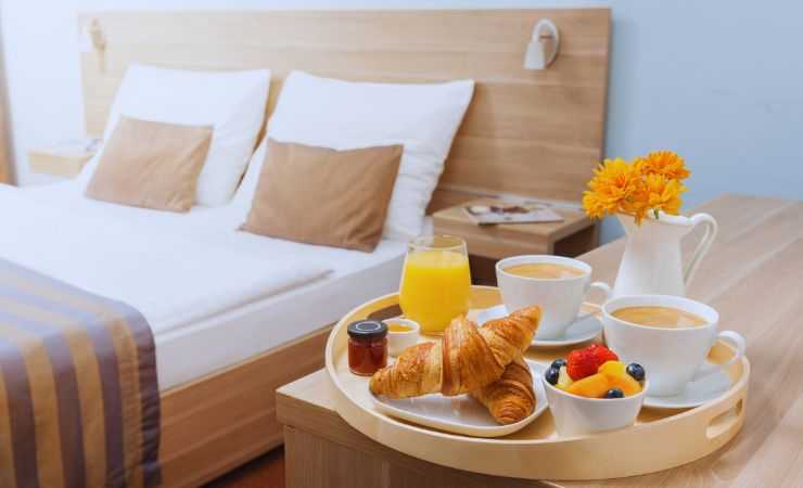 un letto e una colazione pronta in un hotel