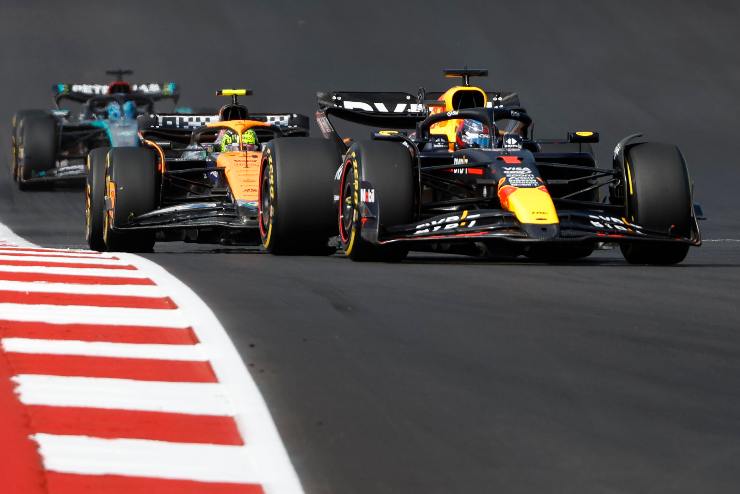 Verstappen e Norris in un duello in F1