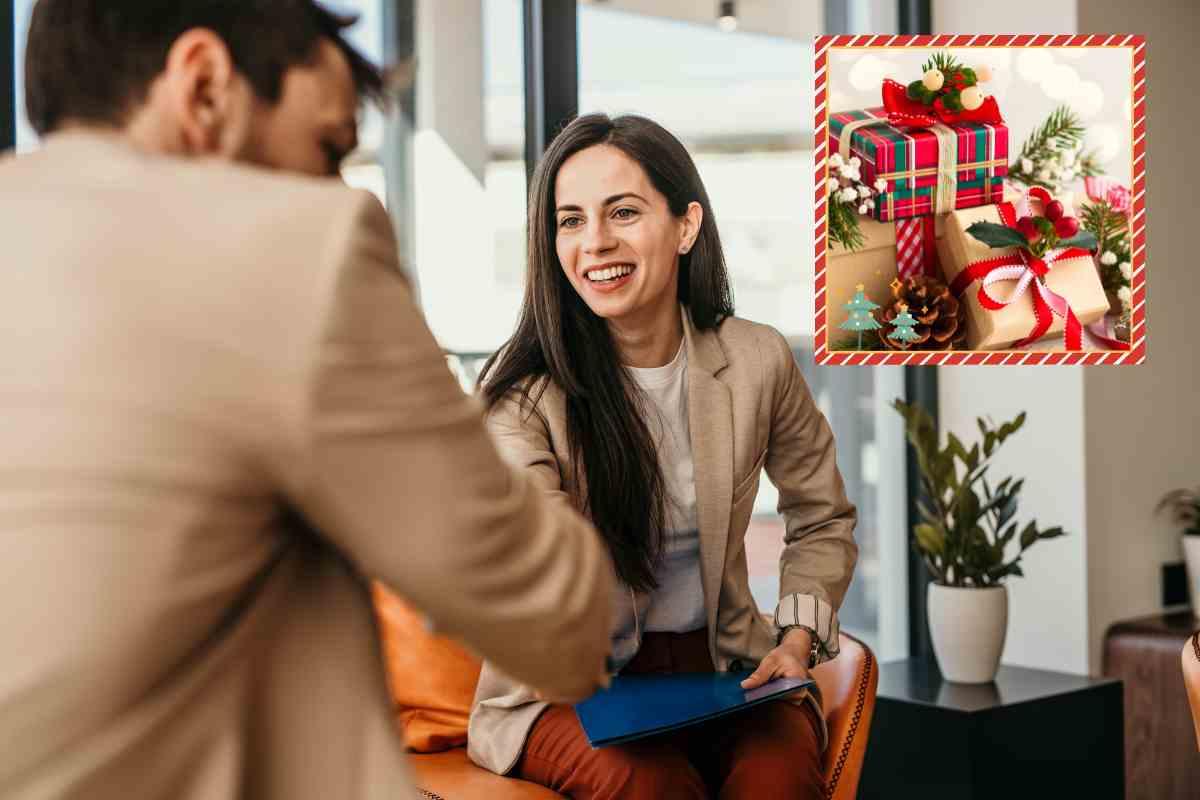 Persone si stringono la mano e regali