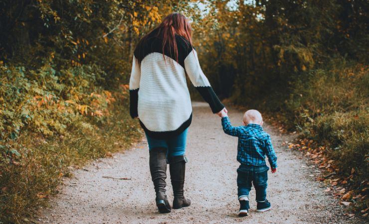 mamma e bambino che passeggiano