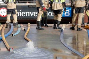 Vigili del Fuoco di fronte al centro commerciale di Valencia