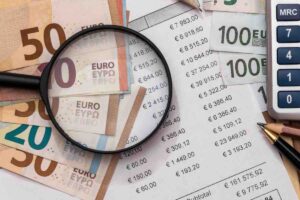 Banconote Euro, lente d'ingrandimento e calcolatrice