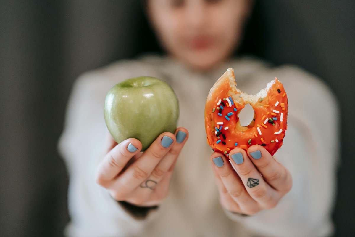 donna con una mela e una ciambella