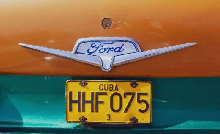 un'auto con targa di cuba