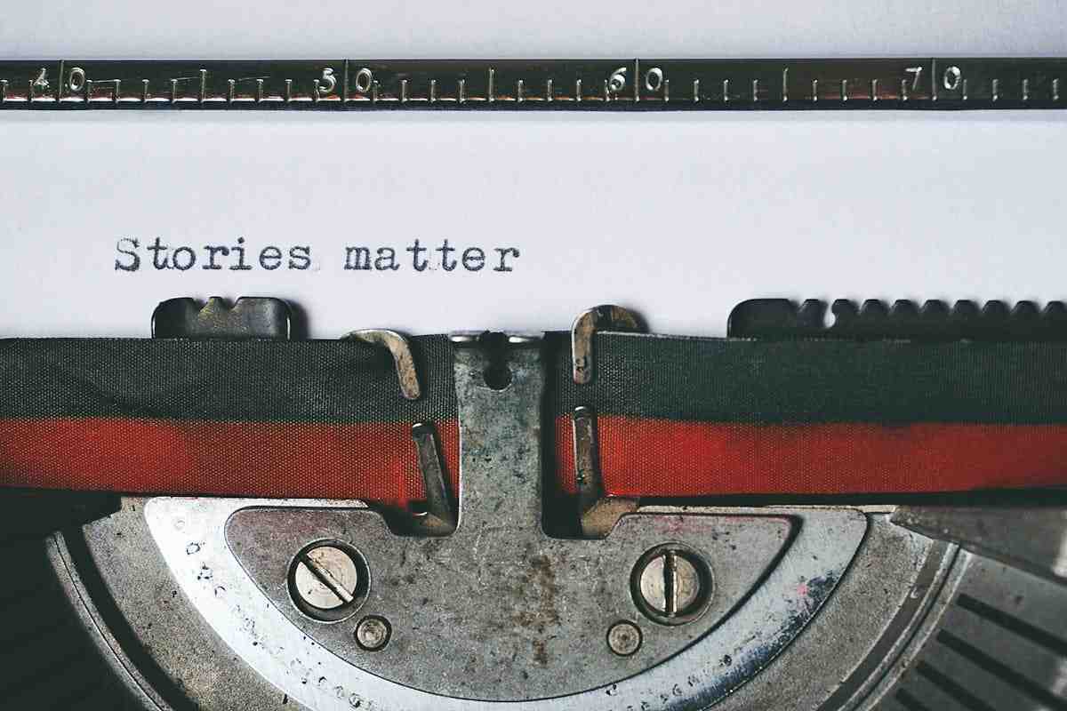 Macchina da scrivere con foglio con su scritto ''Stories matter''