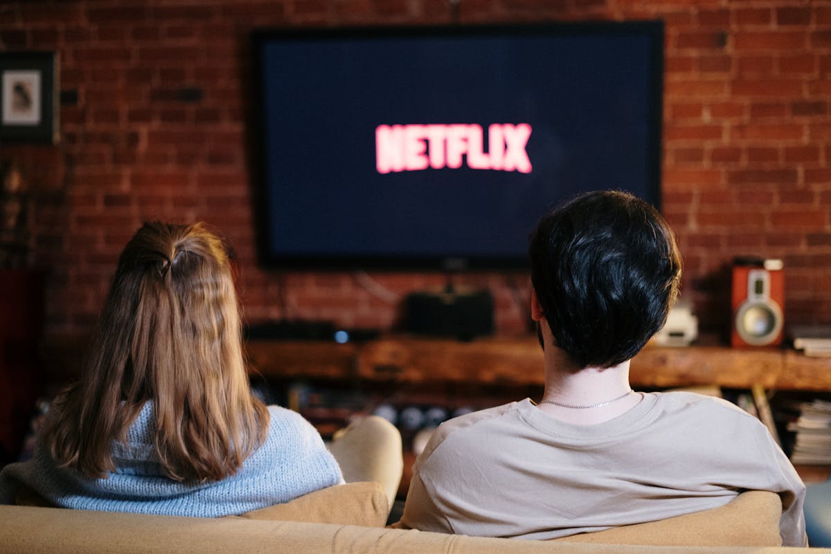 Coppia che guarda Netflix dal televisore