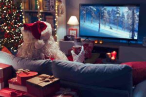 Babbo Natale guarda la TV sul divano