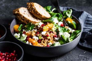 Insalatona con grano saraceno e pane integrale