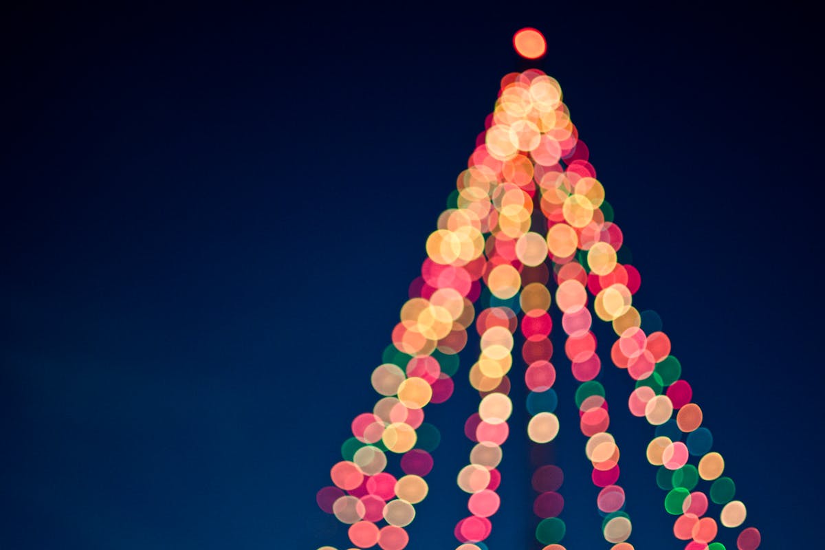 Albero di Natale con palline visto da molto lontano