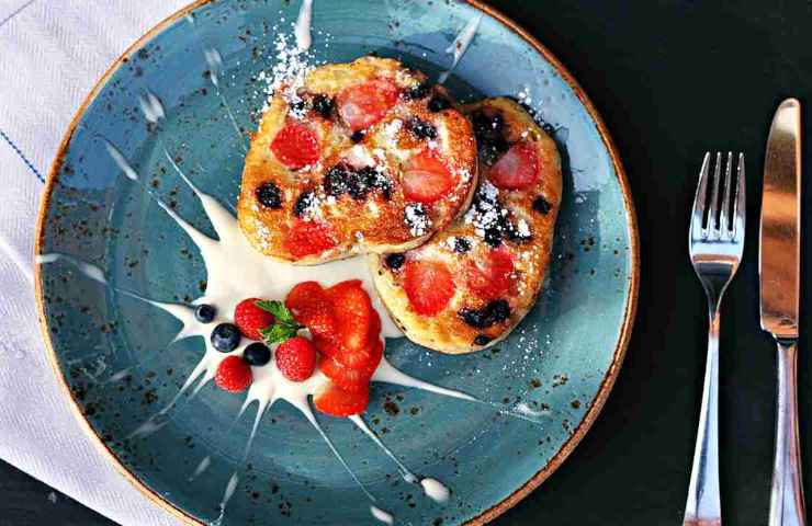 Piatto blu con toast e frutta