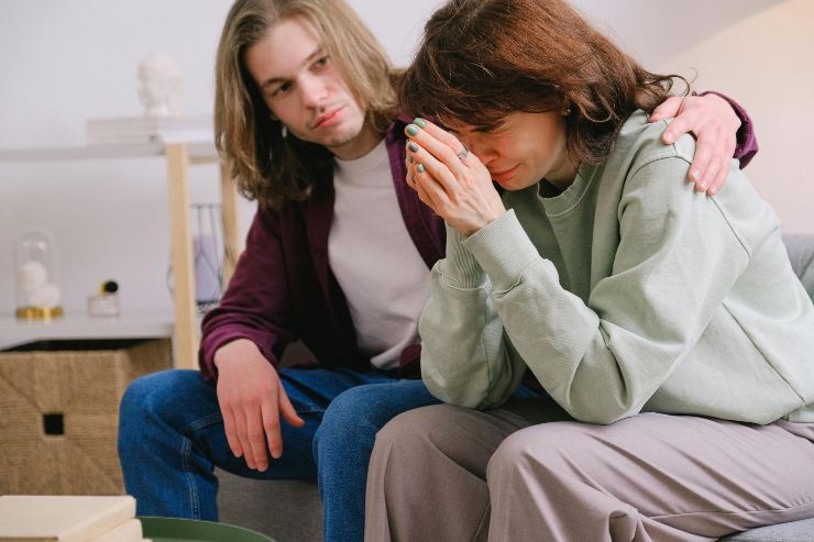 uomo e donna che piange