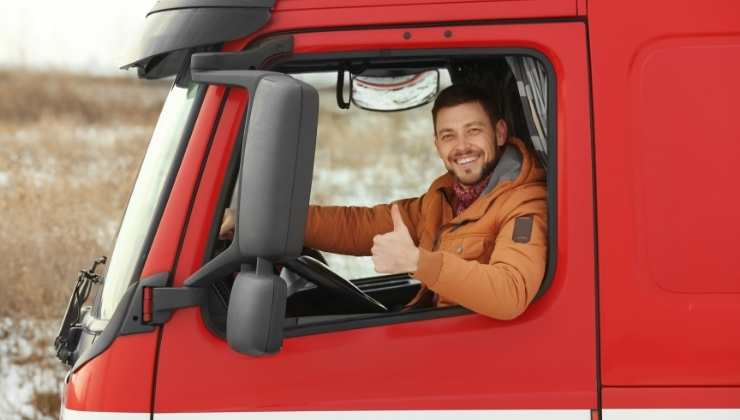 uomo sorridente guida camion