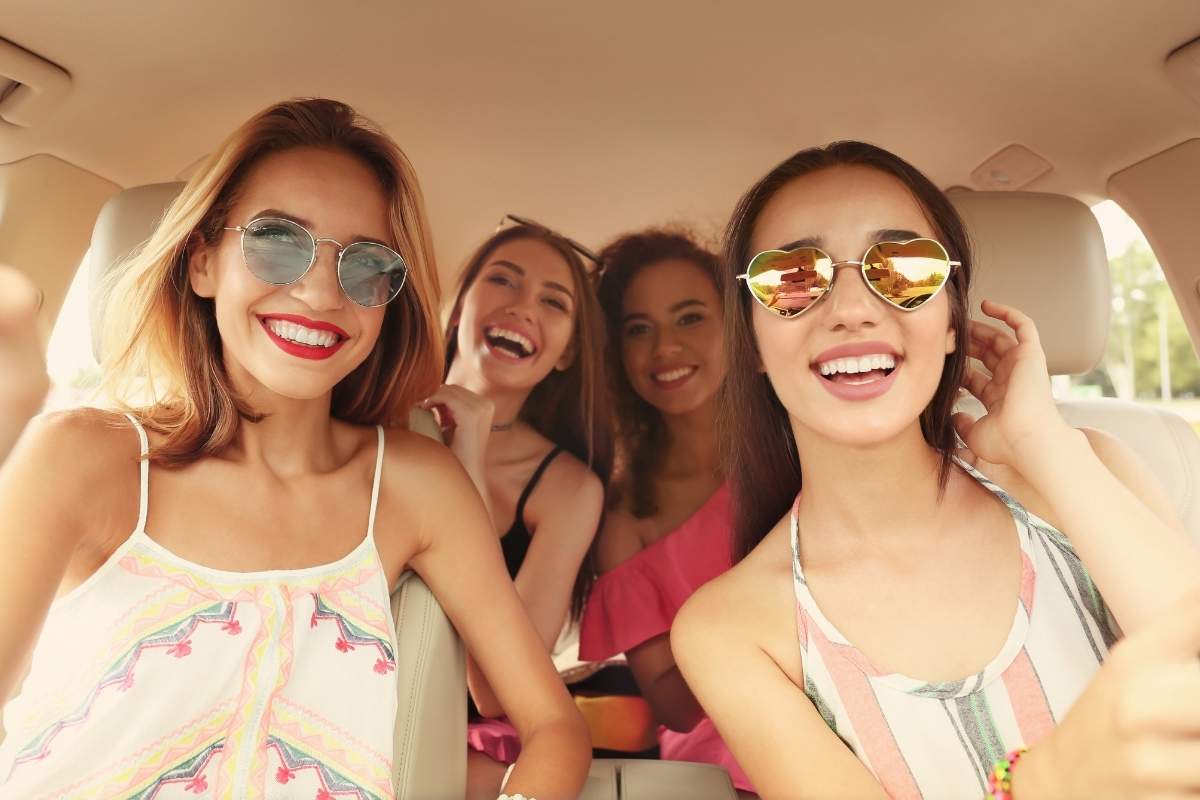 ragazze in automobile senza cintura