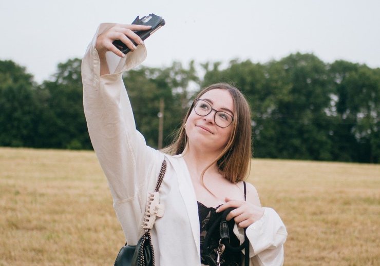 ragazza che si fa un selfie