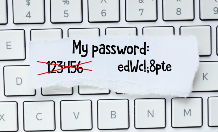 tastiera computer e fogliettino con password