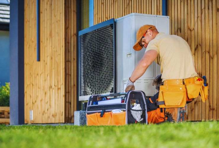 operaio monta pompa di calore