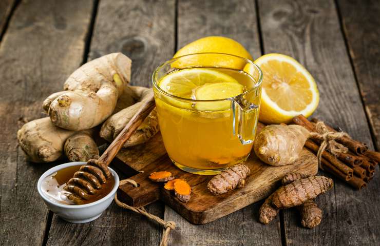 tisana al limone, curcuma e zenzero