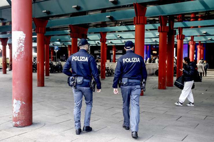 Agenti polizia passeggiano