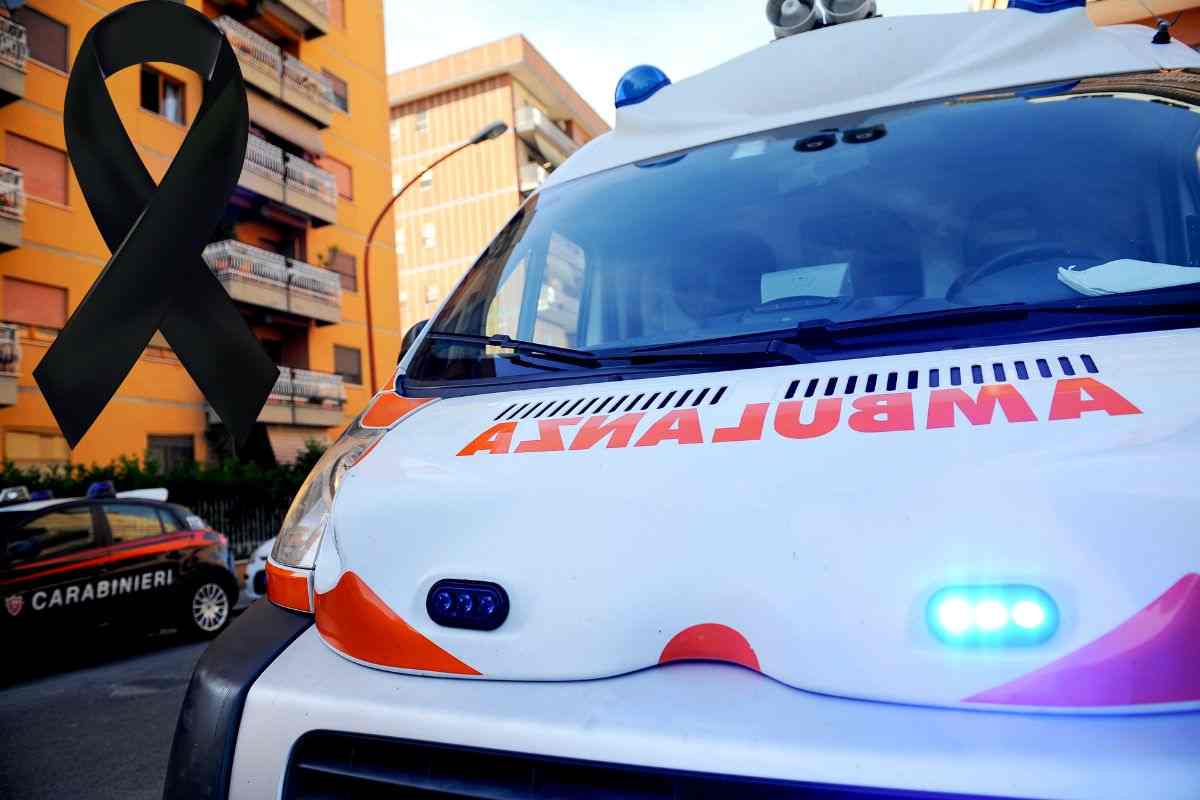 un'ambulanza italiana ferma in una strada di città 