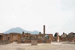 scavi Pompei con vista sul Vesuvio