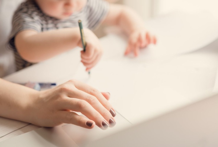 Mamma con figlio al pc