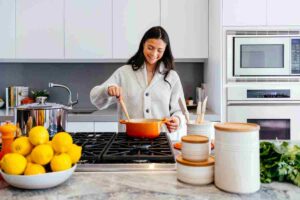 Ragazza che cucina