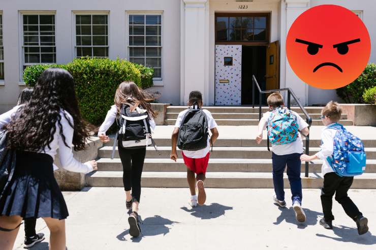 Studenti corrono per entrare a scuola