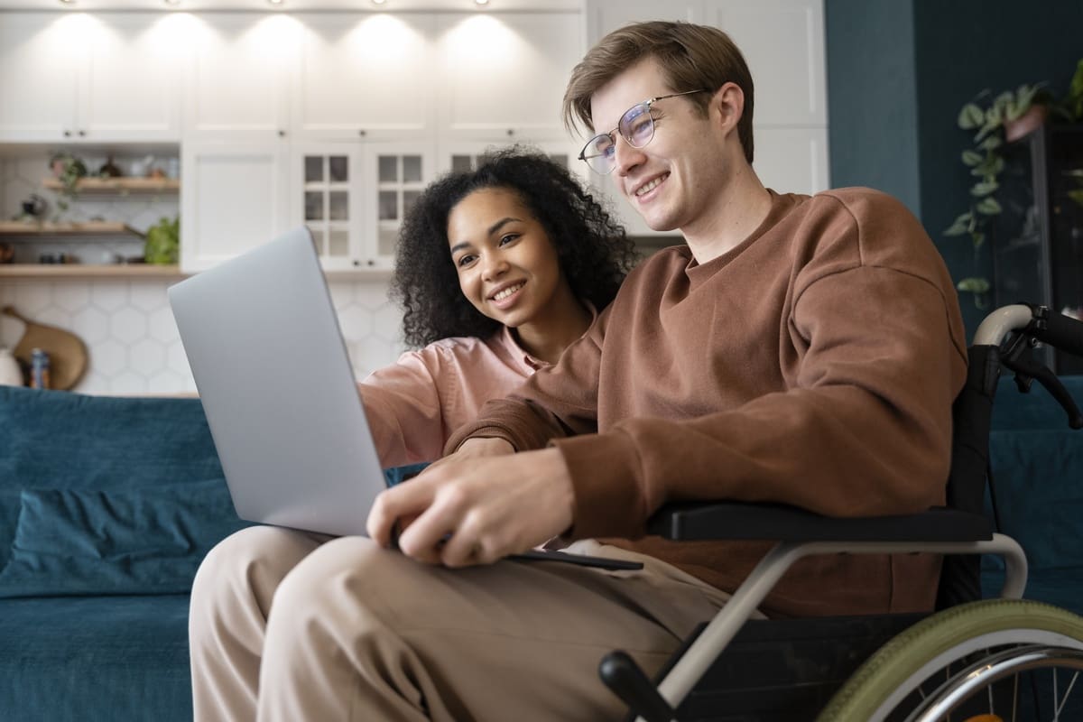 ragazza e ragazzo disabile al pc