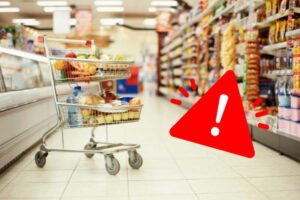 carrello speso in un supermercato e simbolo pericolo