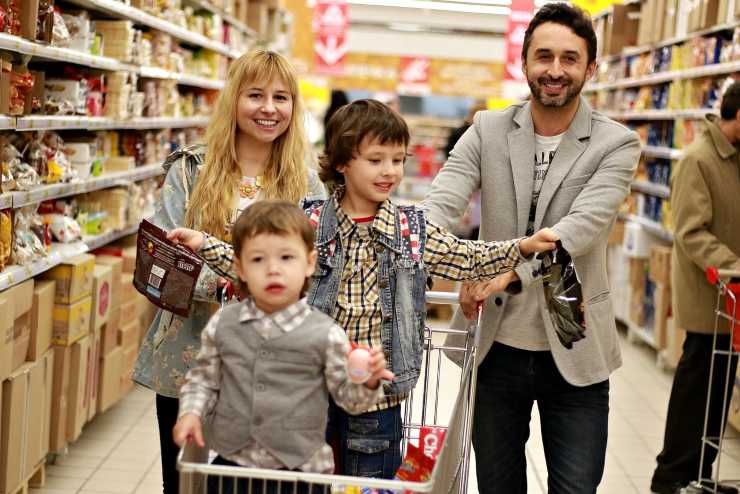 famiglia al supermercato