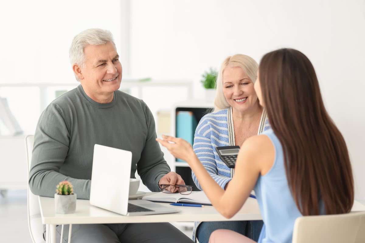 Coppia pensionati ragazza