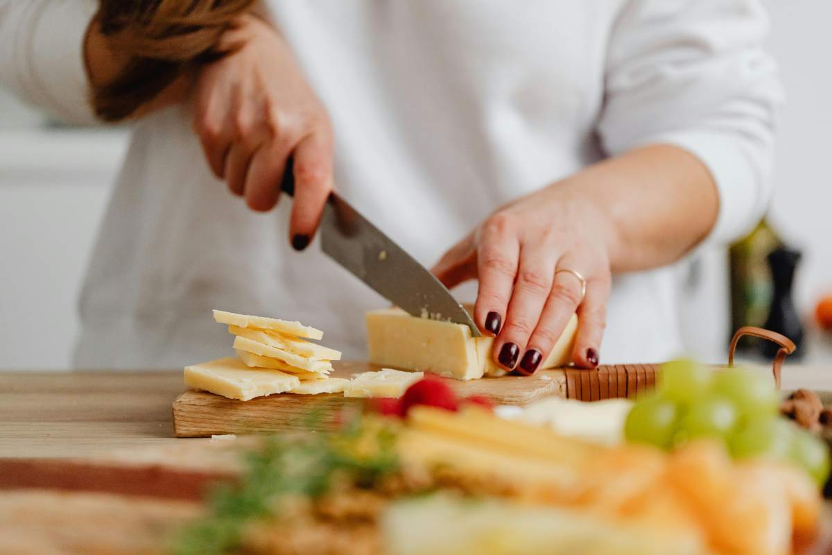 donna che taglia il formaggio