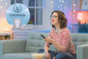 donna guarda tv e frame con logo la promessa