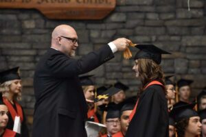 ragazza che si laurea