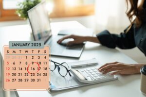 donna lavora a computer e calendario gennaio 2025