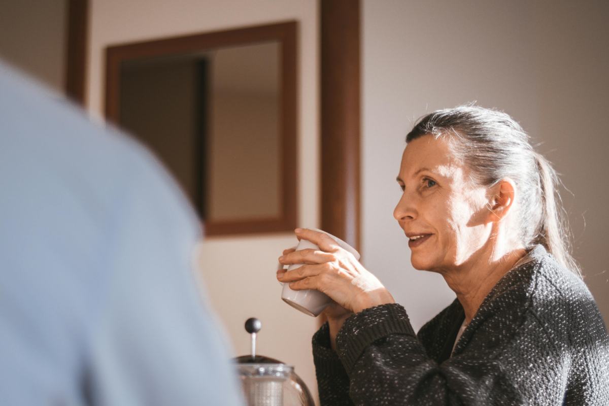 Donna anziana che fa la colazione