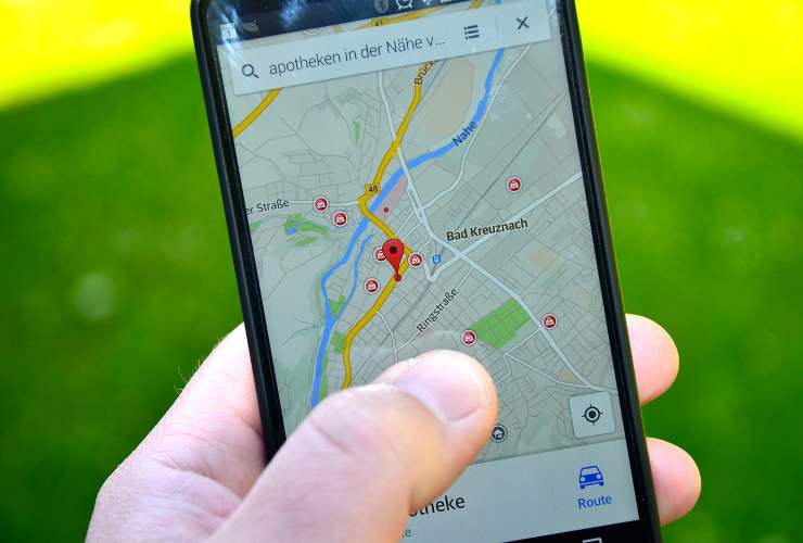 Google Maps attivo su un telefono