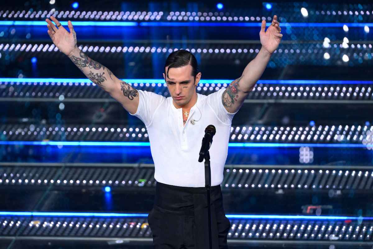 achille lauro alza le braccia sul palco di sanremo